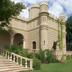 Many haciendas employ similar, proven architectural elements, but some are quite unique, reflecting their owner's imaginations. Hacienda Chenche de las Torres could be mistaken for Camelot. <a href=></a>