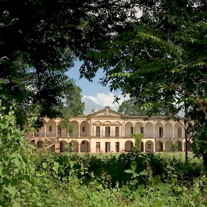 One of the first and most prosperous haciendas was essentially a sugar cane plantation, the stately Hacienda Tabi, located near the Loltun Caves. <a href=></a>